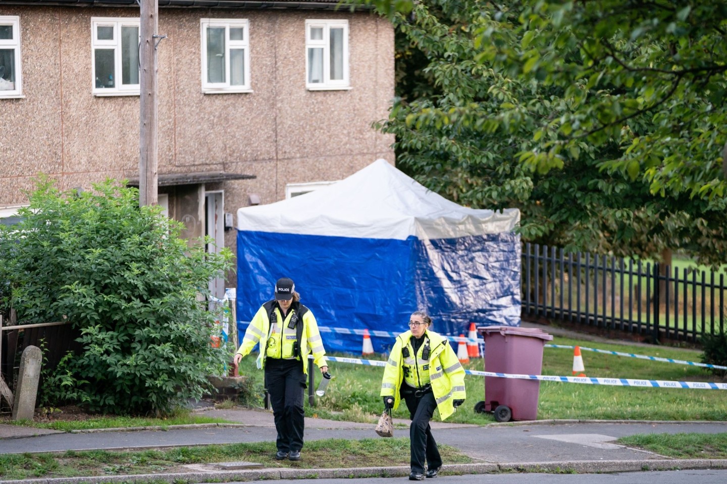 Der Tatort in Chandos Crescent in Killamarsh, in der Nähe von Sheffield, wo am 19.09.2021 eine Frau und drei Kinder, zwei davon ihre eigenen, in einem Haus tot aufgefunden wurden.