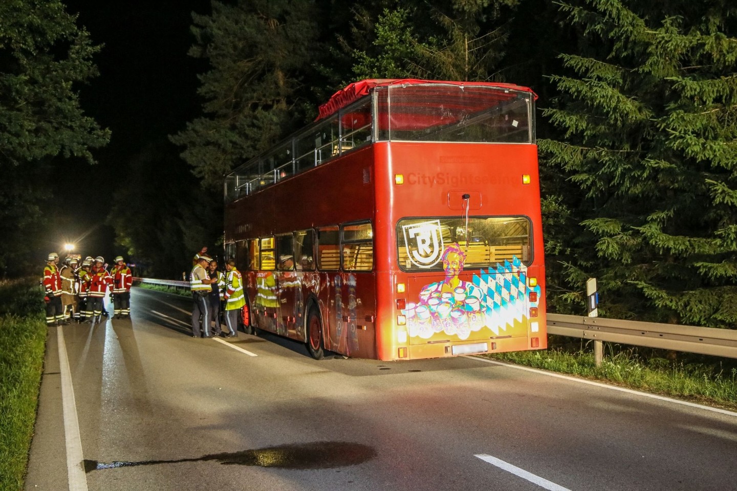 Eine Feier auf dem Deck eines offenen Partybusses ist am Freitagabend bei einer Unterführung in Steinberg am See (Landkreis Schwandorf) für einen 27-Jährigen mit schweren Verletzungen zu ...