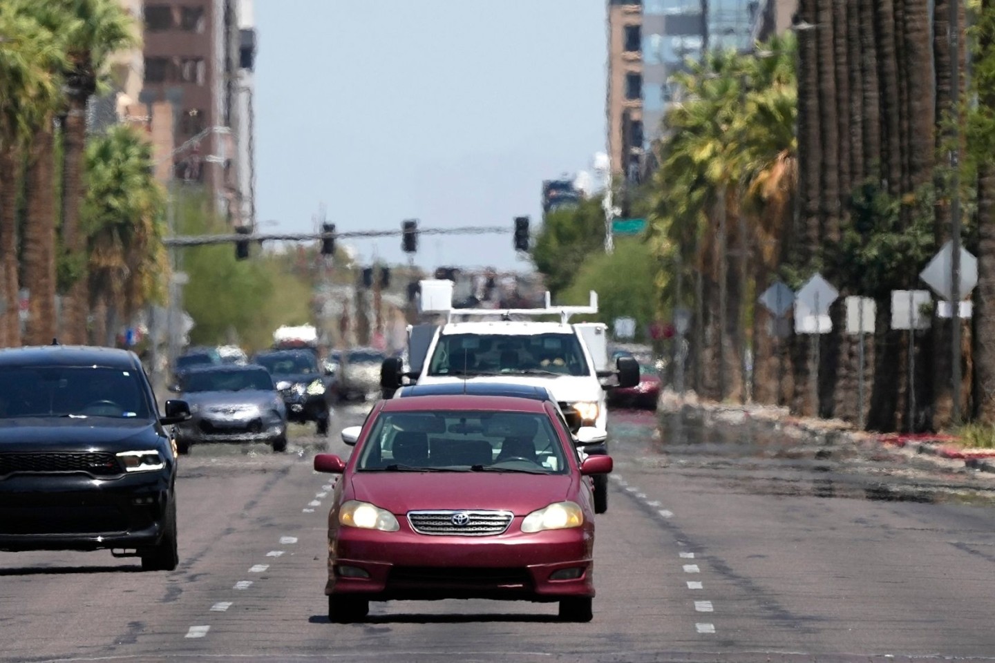 Die Hitze flimmert in der Innenstadt von Phoenix. Die Metropole im US-Bundesstaat Arizona hat laut US-Wetterdienst gleich mehrere Hitzerekorde an einem Tag gebrochen.