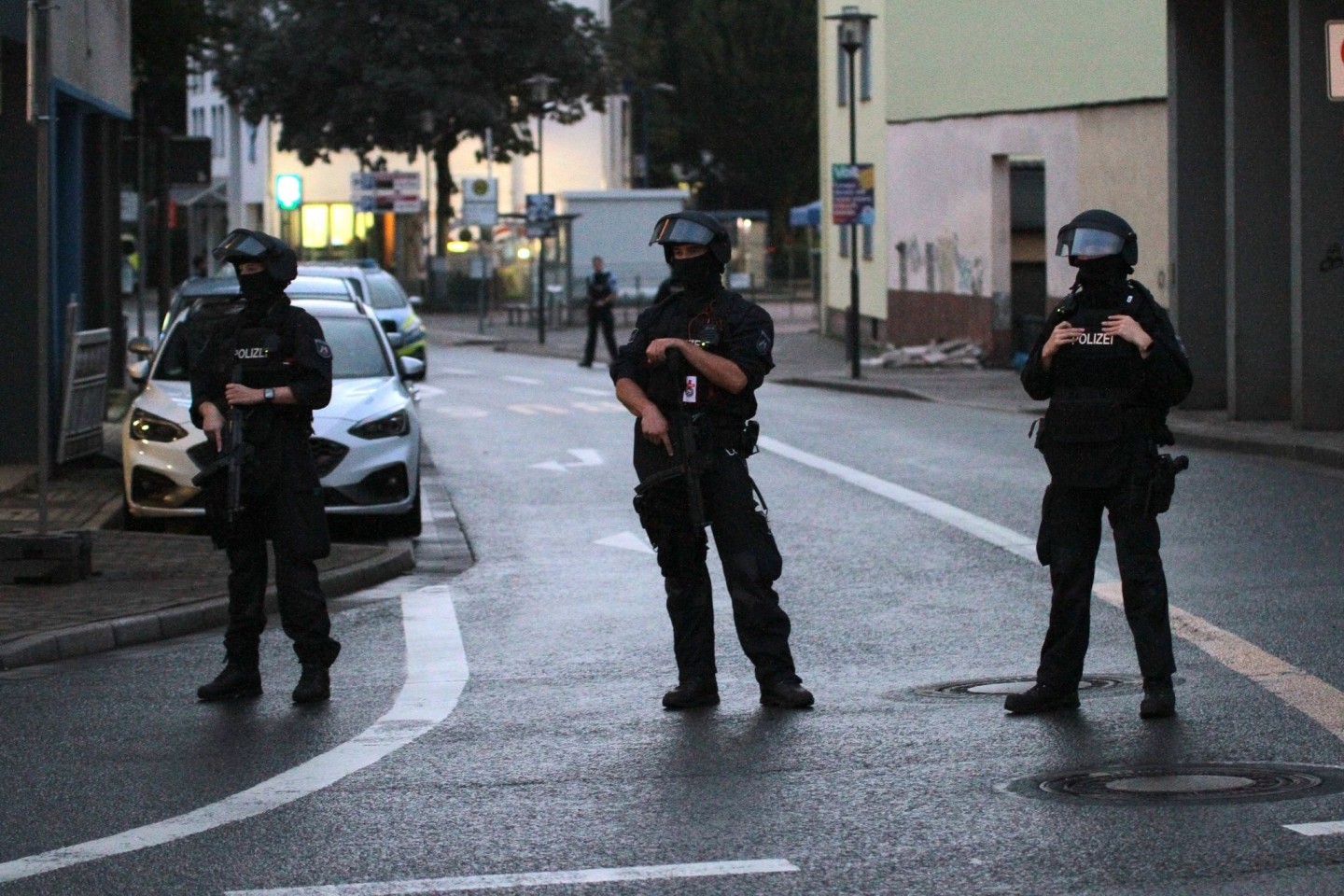 Einsatzkräfte der Polizei sperren eine Straße in Hagen.