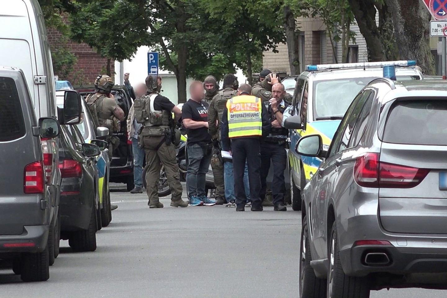 Polizei steht in der Nähe einer Schule in Dinslaken (NRW).