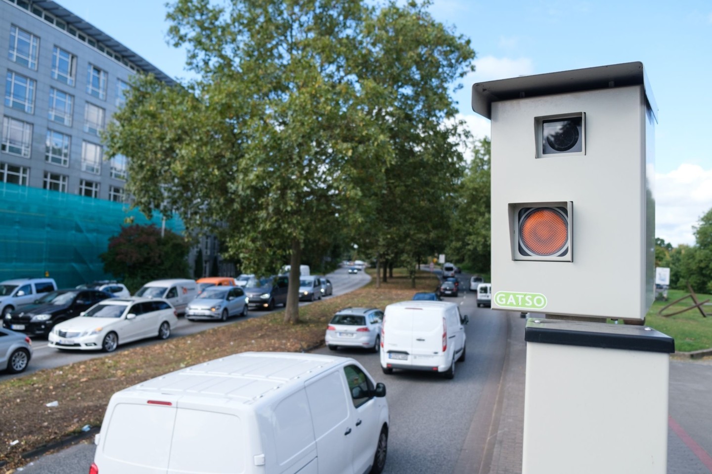 Eine Radarfalle («Blitzer») in Hannover. Ab 9. November müssen Verkehrssünder wie Raser und Falschparker mehr zahlen, wenn sie erwischt werden.