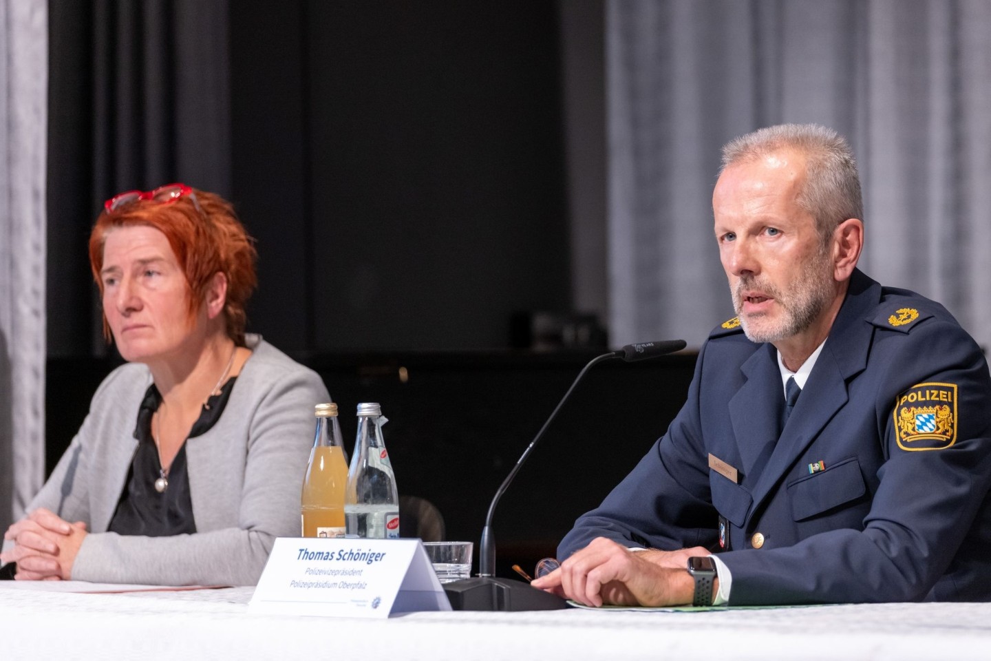 Thomas Schöniger (r), Polizeivizepräsident des Polizeipräsidiums Oberpfalz und Kriminaldirektorin Sabine Nagel erläutern die Hintergründe der Messerattacke.