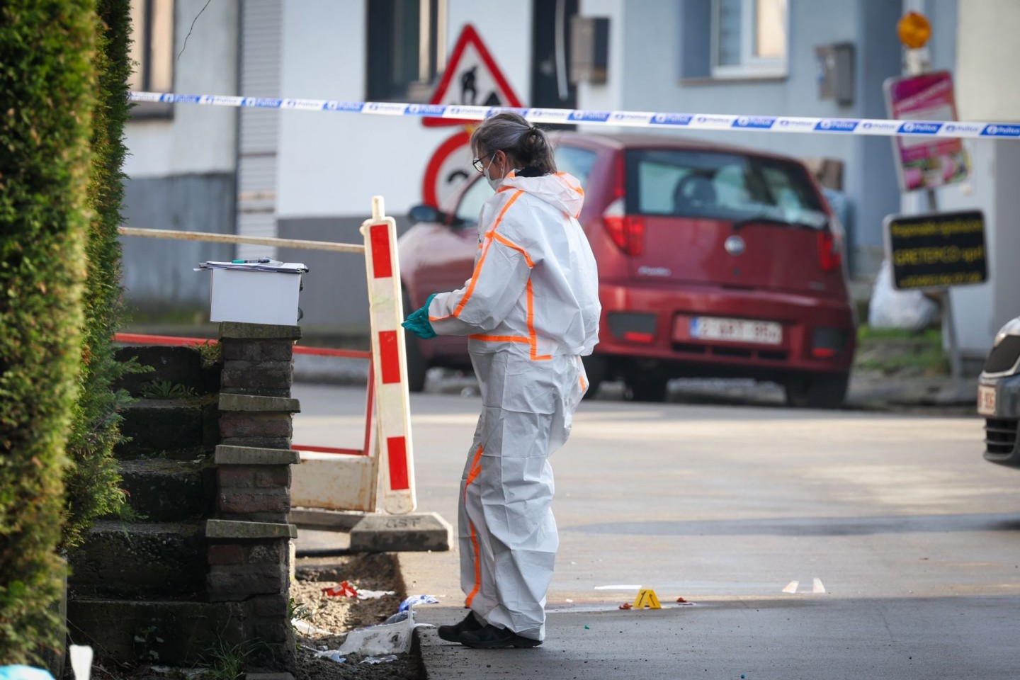 Eine Beamtin der technischen Einheit der Polizei inspiziert den Tatort in Charleroi in Belgien.