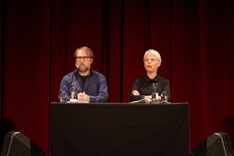 Cordula Stratmann und Bjarne Mädel gemeinsam in der Stadthalle