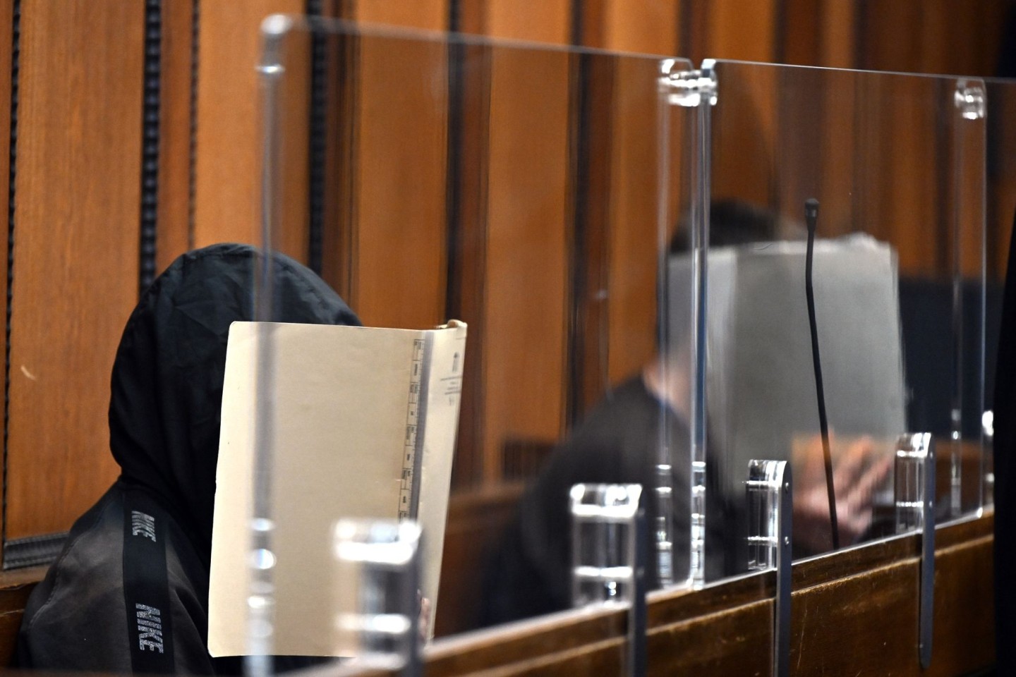 Zwei der drei Angeklagten im Gerichtssaal in Mönchengladbach.