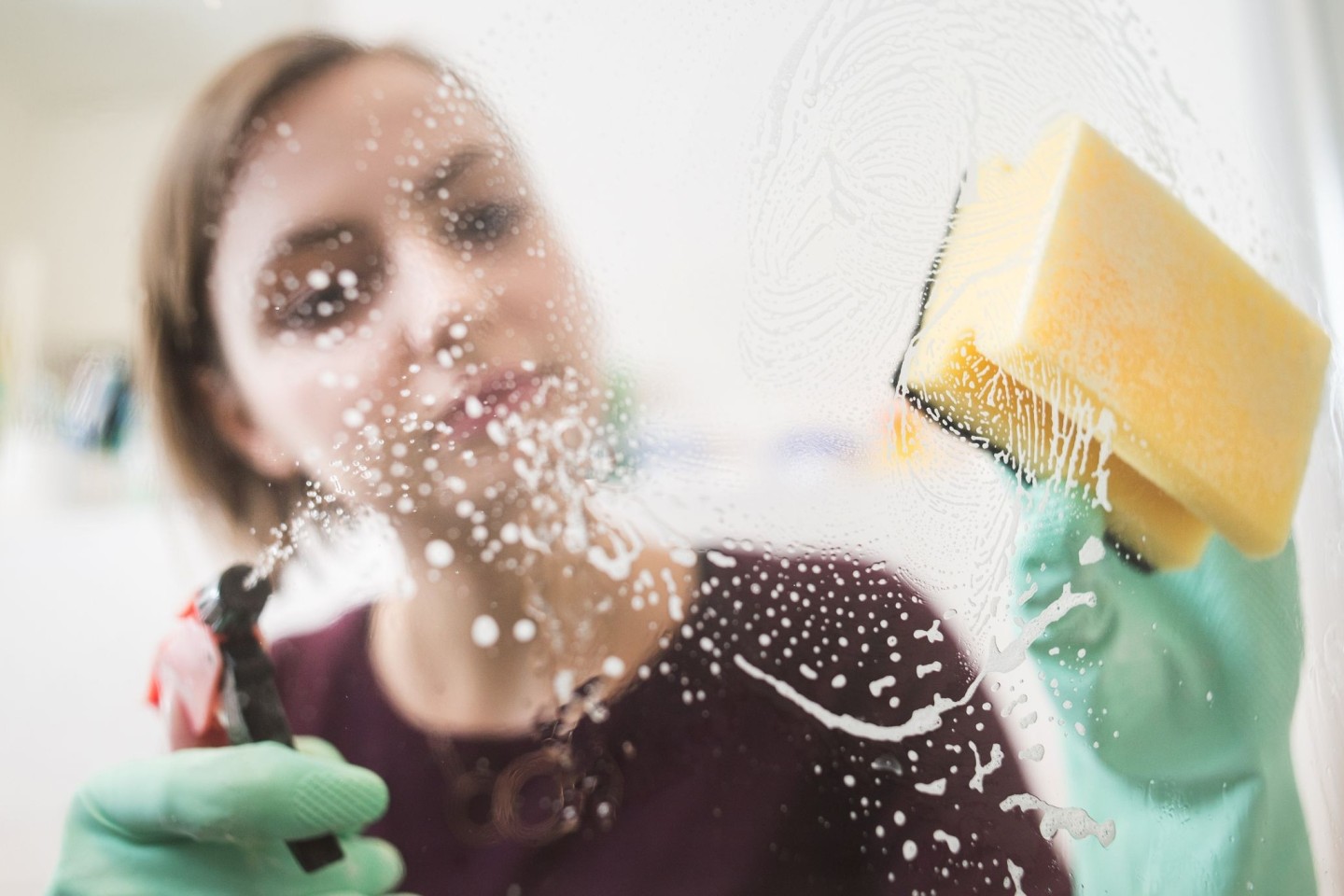 Ein Frau putzt. Ein Putzmittelstudie warnt vor Atemwegsbelastungen durch Schadstoffpartikel beim Putzen.