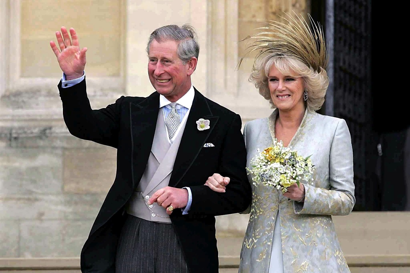 Charles und Camilla verlassen nach einem Gebets- und Weihegottesdienst anlässlich ihrer Trauung die St. George's Chapel auf Schloss Windsor (2005).