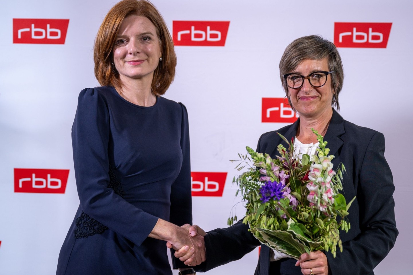 Die scheidende RBB-Interimsintendantin Katrin Vernau (l) und ihre designierte Nachfolgerin Ulrike Demmer.