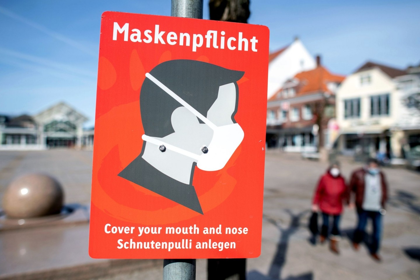 Ein Schild mit der Aufschrift «Maskenpflicht» hängt auf dem Marktplatz im niedersächsichen Aurich.