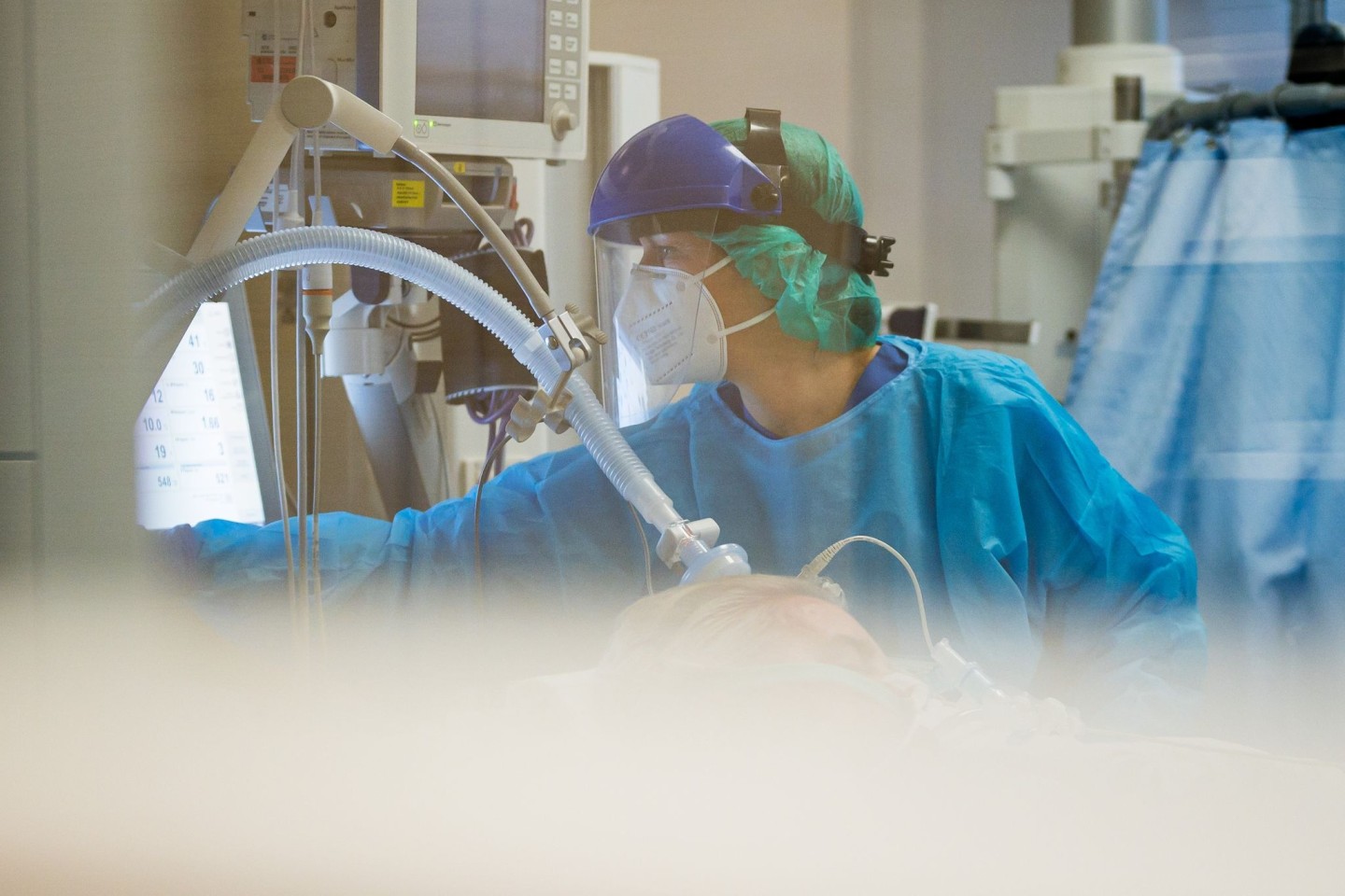 Eine Ärztin kümmert sich auf einer Intensivstation in Trier um einen Corona-Patienten.