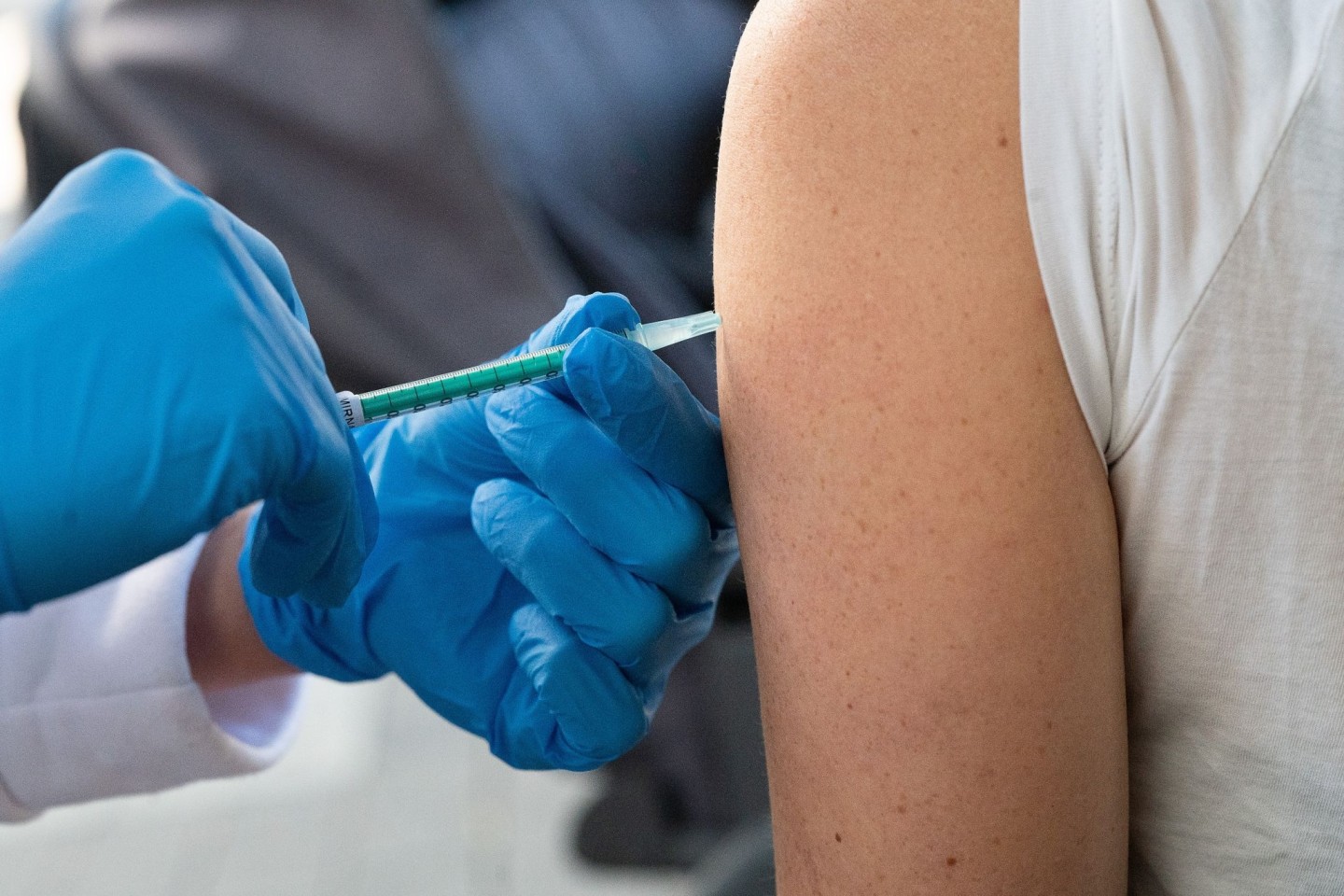 Eine Frau wird mit dem Impfstoff von Biontech/Pfizer gegen das Coronavirus geimpft. (Archivbild)
