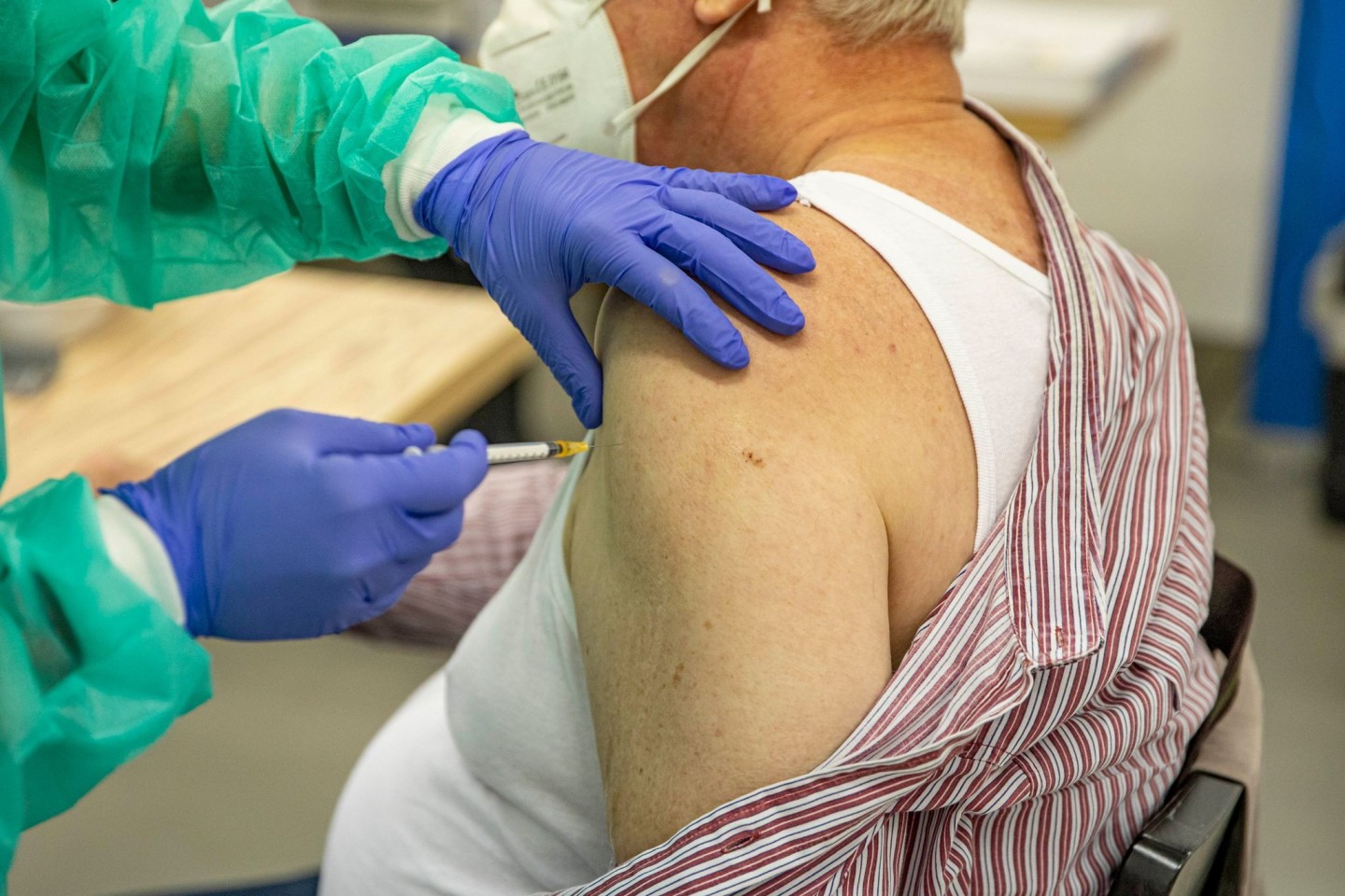 Ein Mann bekommt seine Corona-Impfung. (Archivbild)