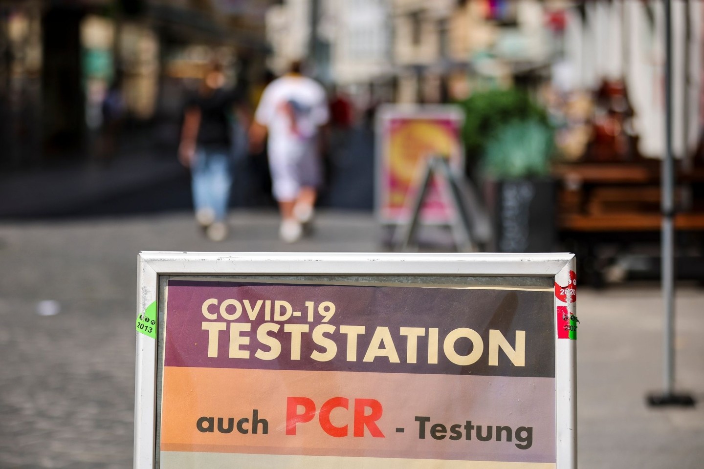 Ein Schild weist in Halle auf eine PCR-Teststation hin.
