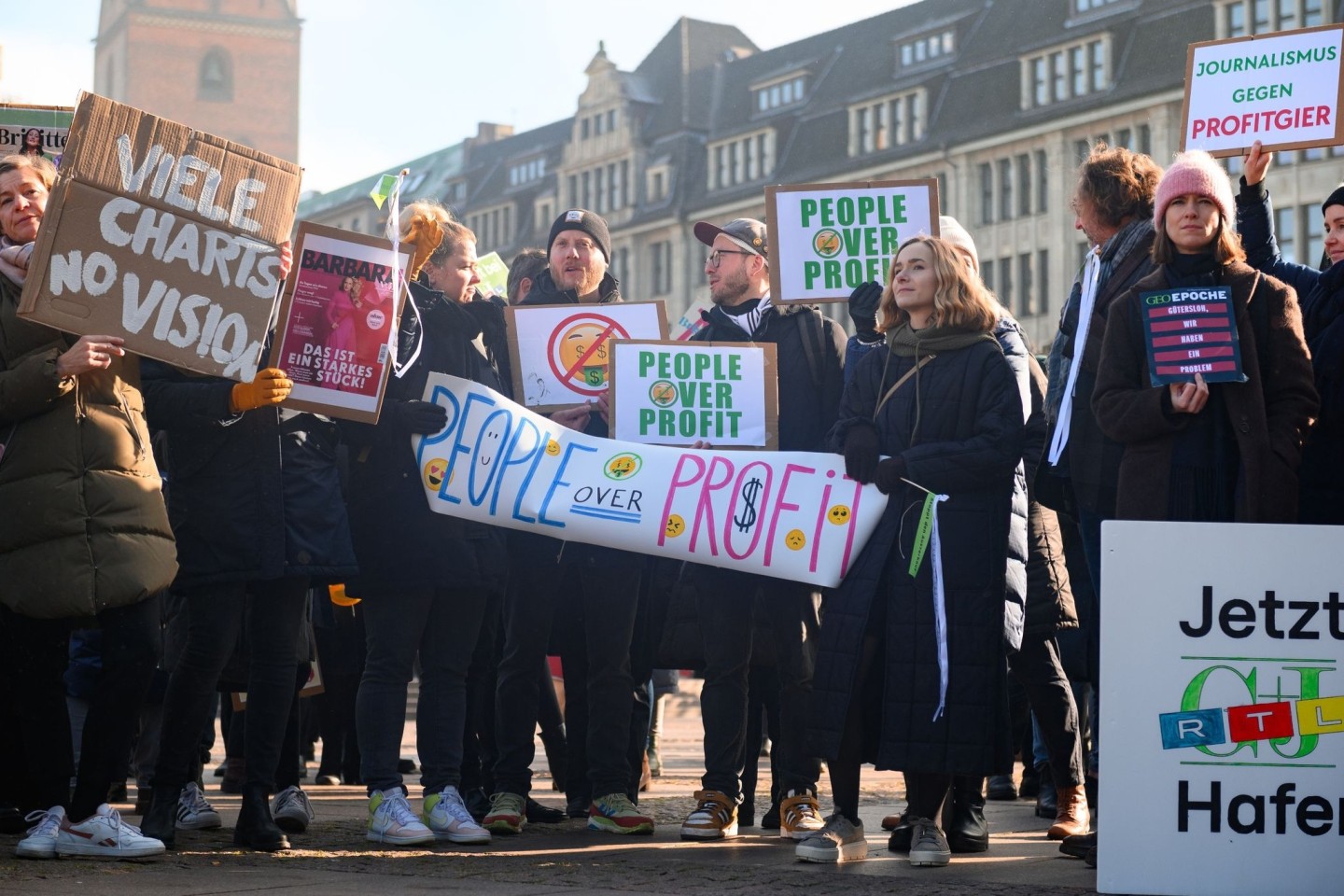 Mitarbeiter von Gruner + Jahr protestieren mit Plakaten auf dem Hamburger Rathausmarkt gegen den geplanten Stellenabbau.