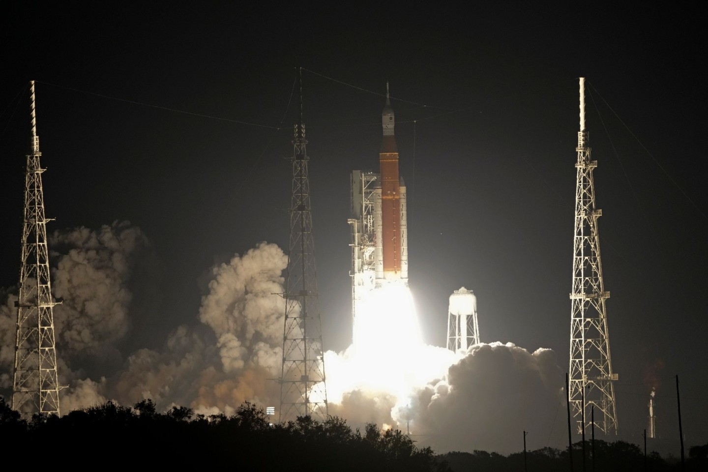 Eine «Space Launch System»-Rakete der Mission «Artemis» startet am Weltraumbahnhof Cape Canaveral.