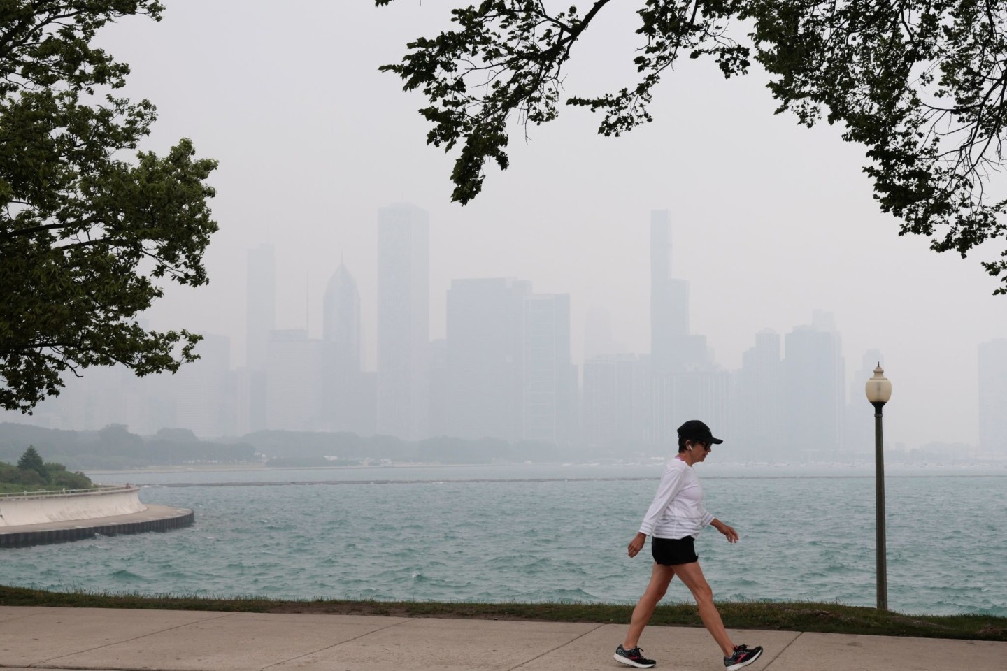 Die Skyline von Chicago ist in Dunst gehüllt. Waldbrände in Kanada zusammen mit höheren Ozonwerten sorgen weiterhin für schlechte Sichtverhältnisse und Luftqualitätswarnungen in der Re...
