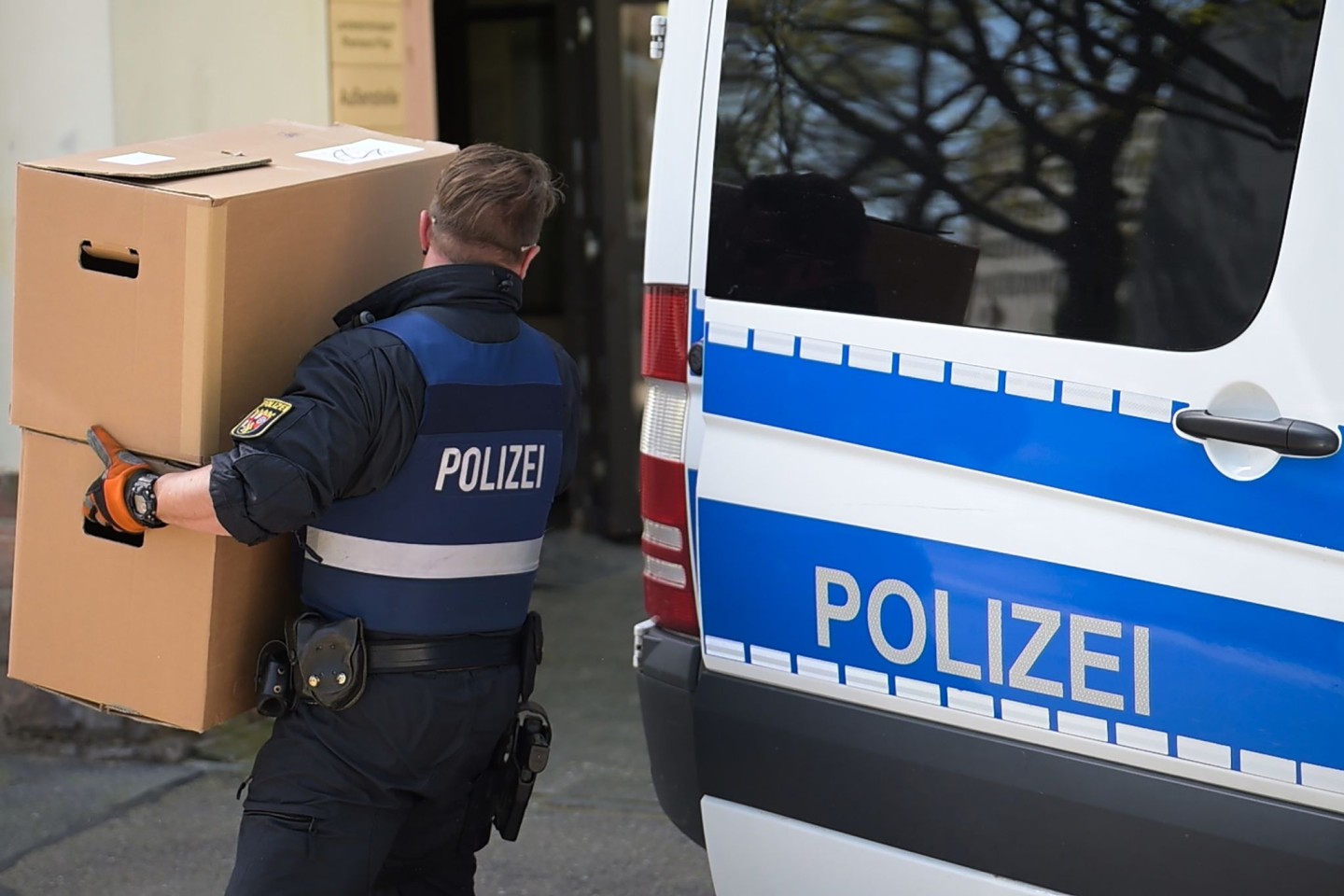 Ein Polizeibeamter entlädt am Landeskriminalamt Rheinland-Pfalz einen Transporter mit sichergestelltem Material aus einer Razzia in mehreren Bundesländern gegen die italienische Mafia 'Ndr...