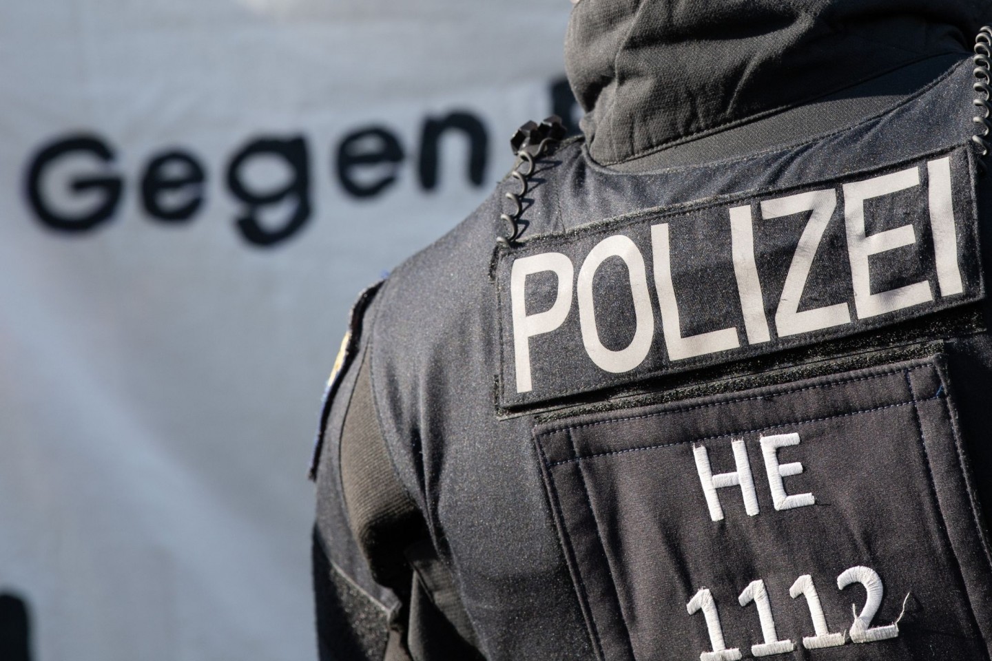 Ein Polizist ist bei einer Demonstration in Frankfurt im Einsatz.