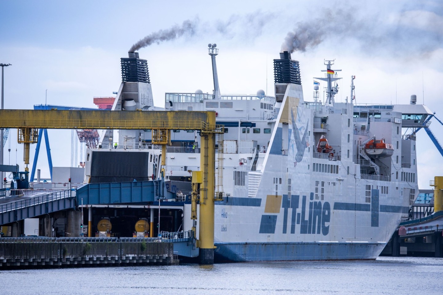 Das Fährschiff «Akka» der Reederei TT-Line wird in Rostock für die Überfahrt ins schwedische Trelleborg beladen.