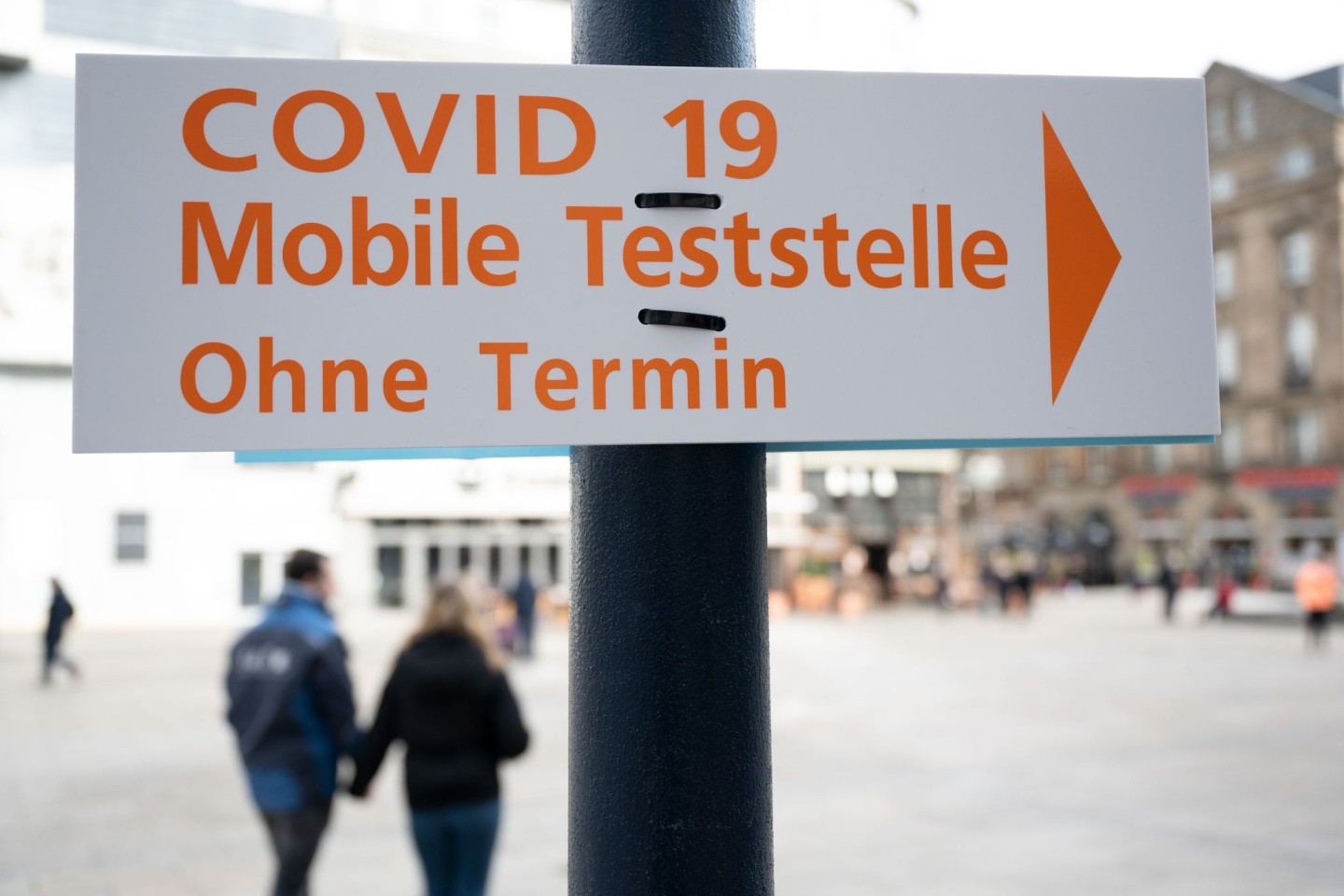 Der Weg zu einer Mobilen Teststelle auf Covid-19 ist in der Dortmunder Innenstadt ausgeschildert.