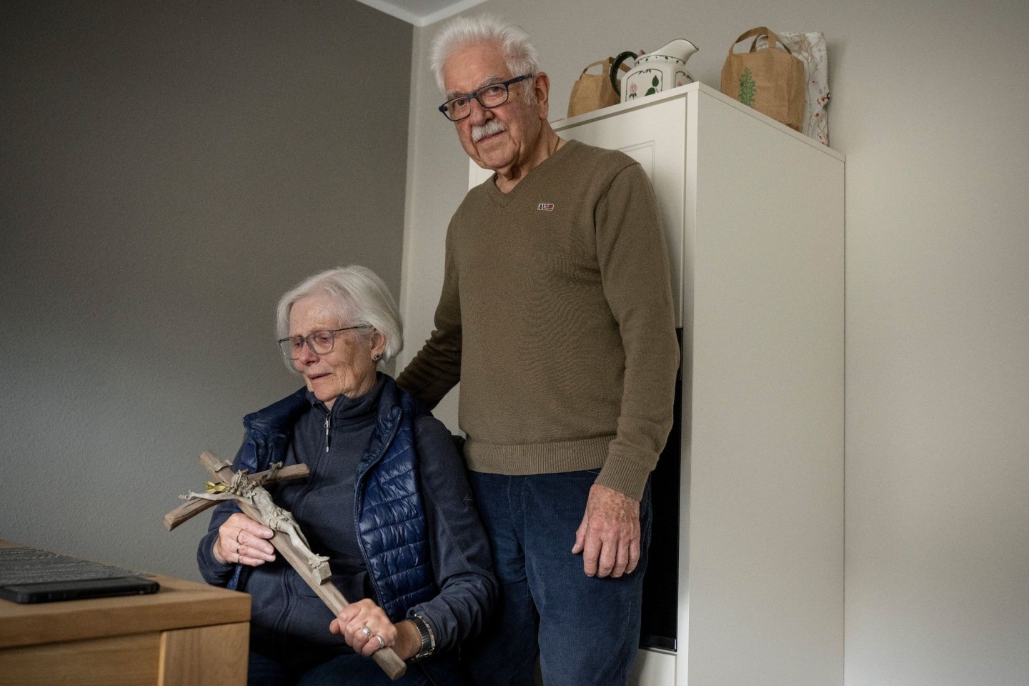 Weinend sitzt die 75-jährige Elfriede Gasper gemeinsam mit ihrem Mann Gerd in der Küche ihres Hauses im Ortsteil Altenburg und hält ein Kruzifix in den Händen. Die Heiligenfigur war in d...