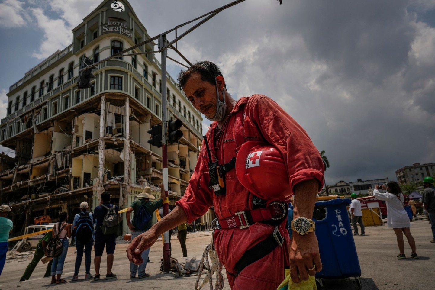 Ein Helfer des kubanischen Roten Kreuzes macht eine Pause, nachdem er in den Trümmern des Fünf-Sterne-Hotels im Einsatz war. Die Rettungsarbeiten wurden inzwischen beendet.