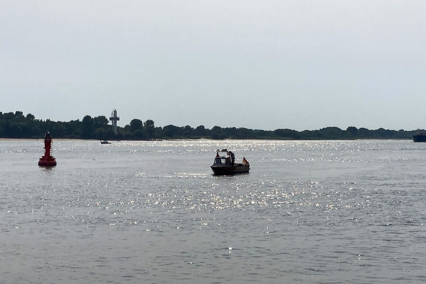 Einsatzkräfte suchen in der Elbe nahe dem Falkensteiner Ufer nach dem vermissten Jugendlichen.
