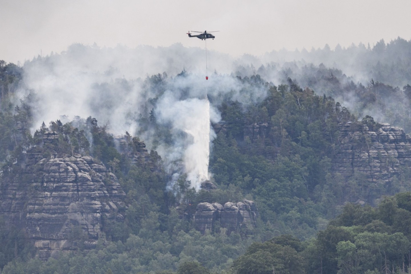 Hubschrauber der Bundeswehr unterstützen die Löscharbeiten in der Sächsischen Schweiz.