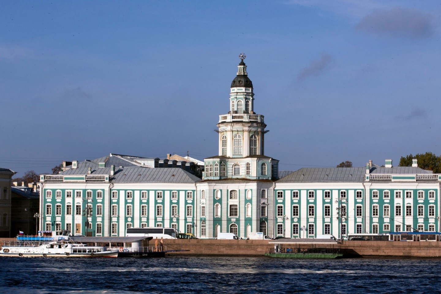 Die Russische Akademie der Wissenschaft am Ufer der Newa in St. Petersburg.