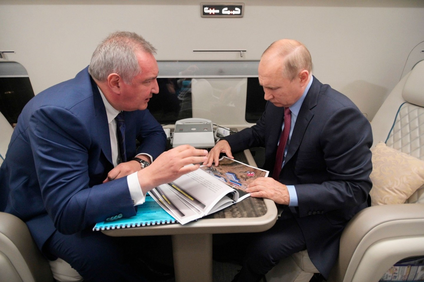Wladimir Putin informiert sich über die Bauarbeiten an dem Weltraumbahnhof Wostotschny.