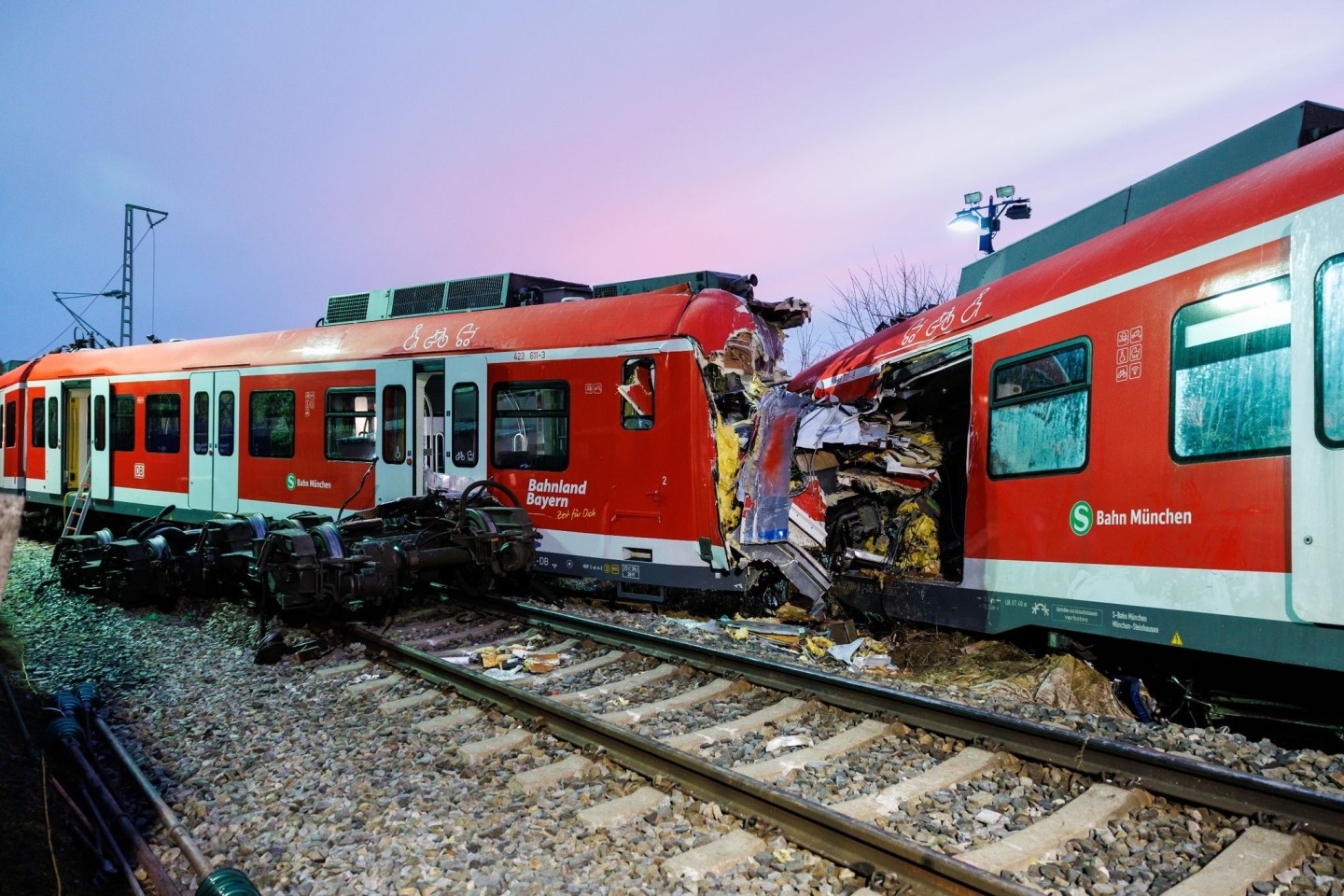 Die aufeinander geprallten S-Bahnen an der Unfallstelle in der Nähe des Bahnhofes Ebenhausen-Schäftlarn bei München.