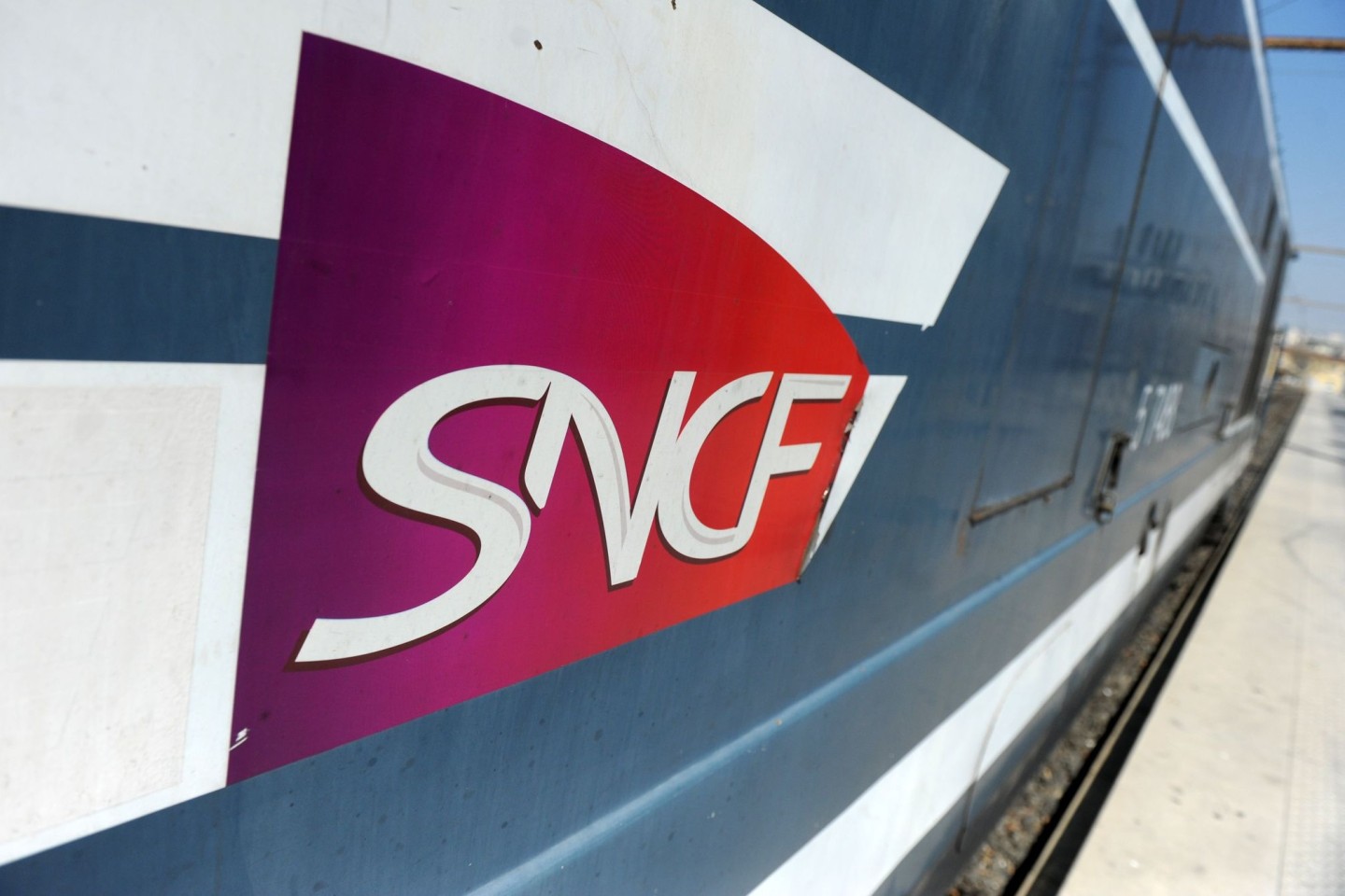 Ein Zug mit dem Logo der nationalen französischen Eisenbahngesellschaft Société nationale des chemins de fer français (SNCF).