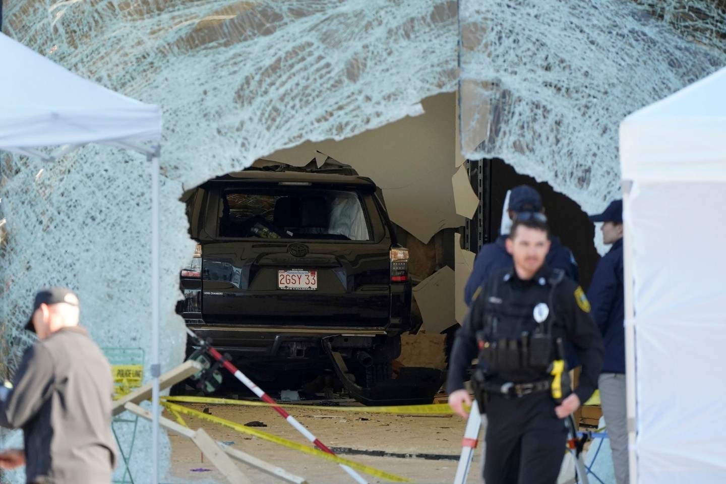 Eine Geländewagen steht in einem Apple Store hinter einem großen Loch in der Glasfront, nachdem der Wagen in den Laden gefahren ist. Mindestens ein Mensch ist dabei ums Leben gekommen.