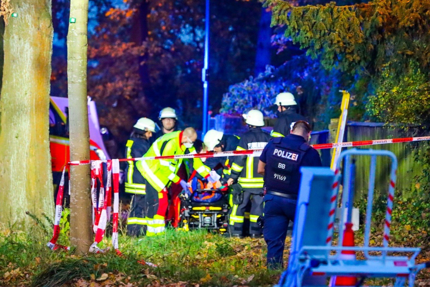 Sanitäter und Feuerwehrleute an der Unfallstelle in Schildow.