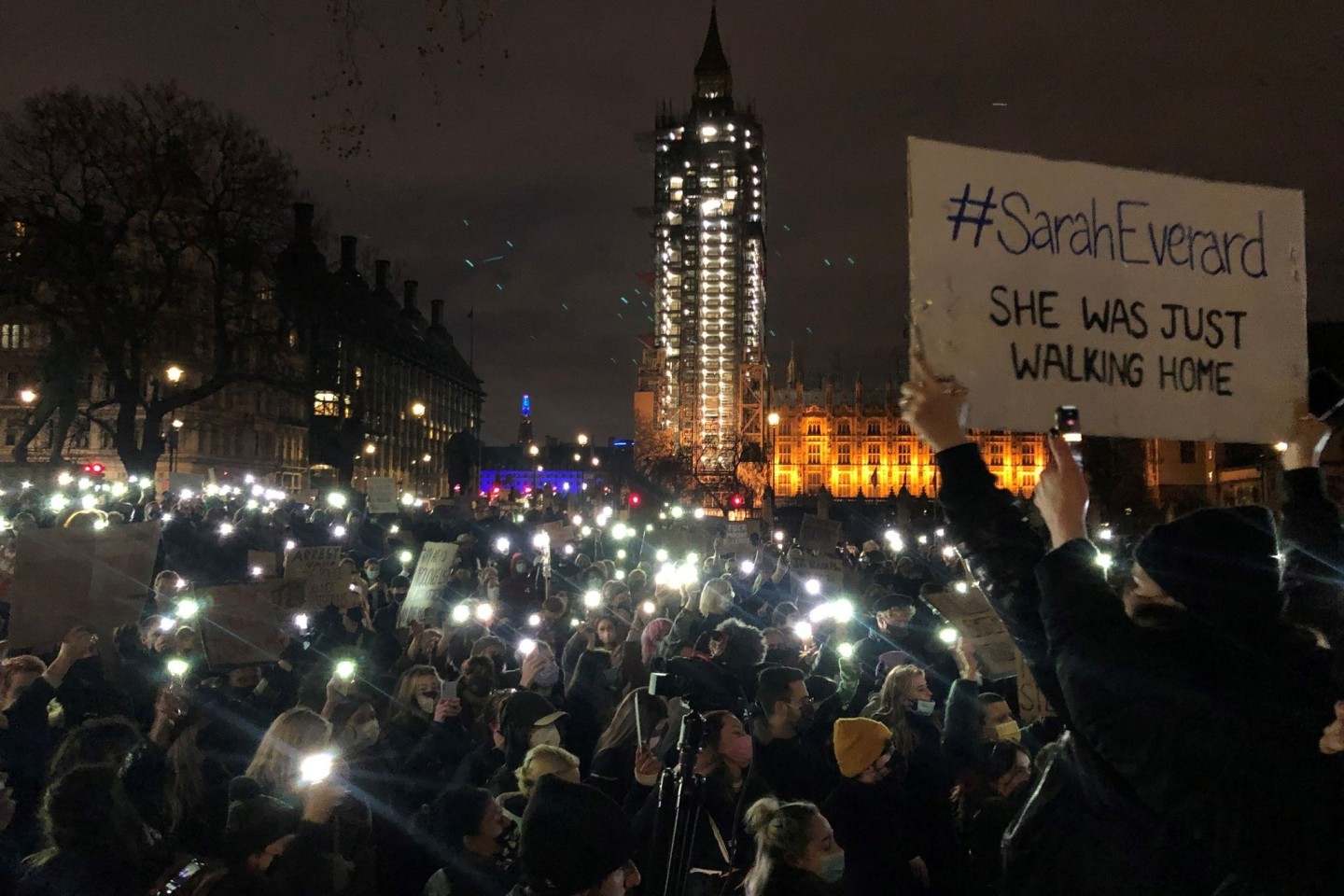 Proteste gegen Gewalt gegen Frauen: Menschen versammeln sich auf dem Parliament Square in London im Gedenken an Sarah Everard (2021).
