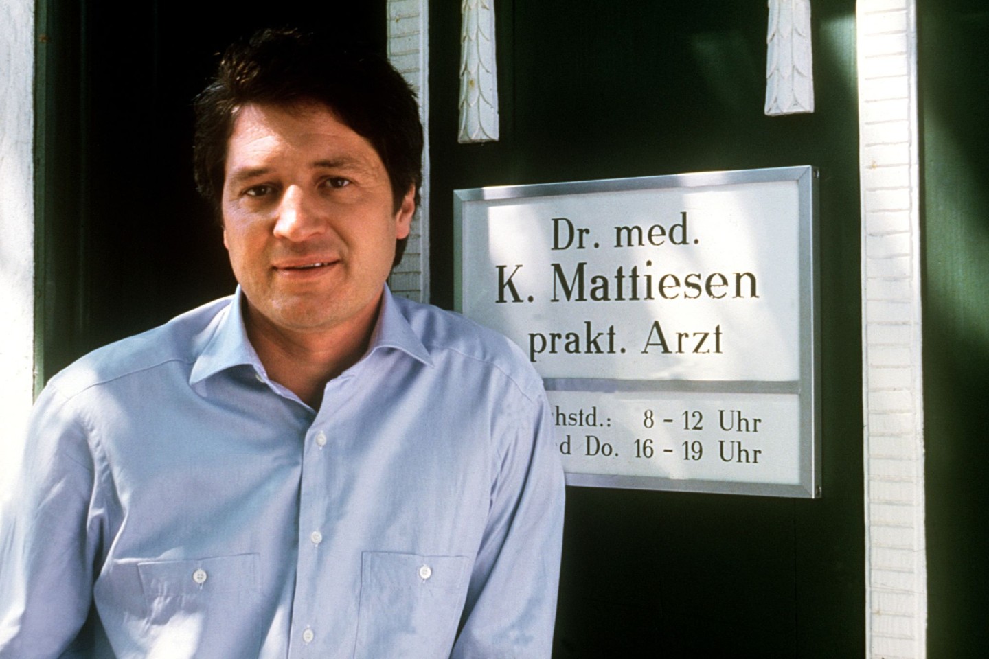 Schauspieler Christian Quadflieg als Dr. med. Karsten Mattiesen, aufgenommen bei Dreharbeiten zur TV-Serie «Der Landarzt» im Jahr 1986.