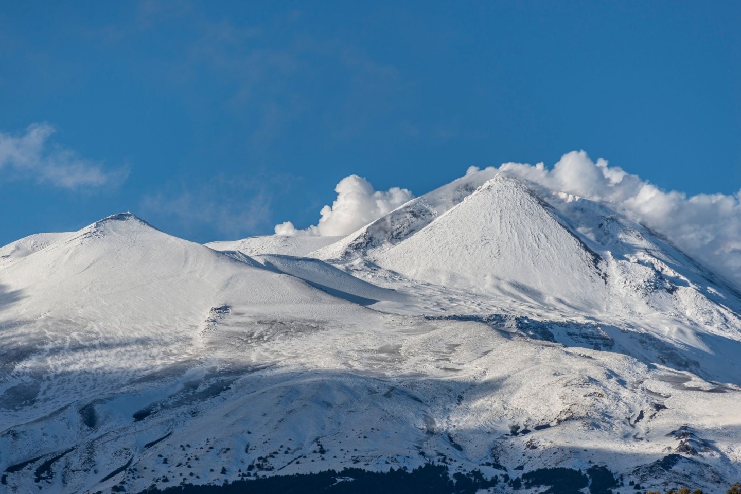 Schnee bedeckt die Südseite des Vulkans Ätna im Osten Siziliens.
