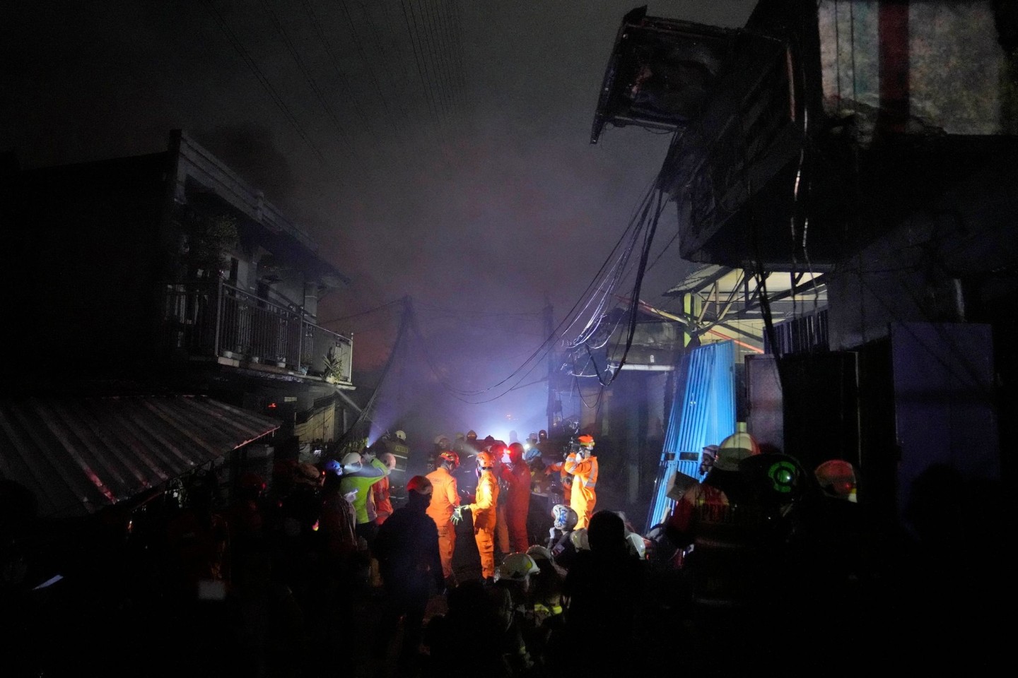 Rettungskräfte suchen nach Opfern des Brandes in Jakarta.