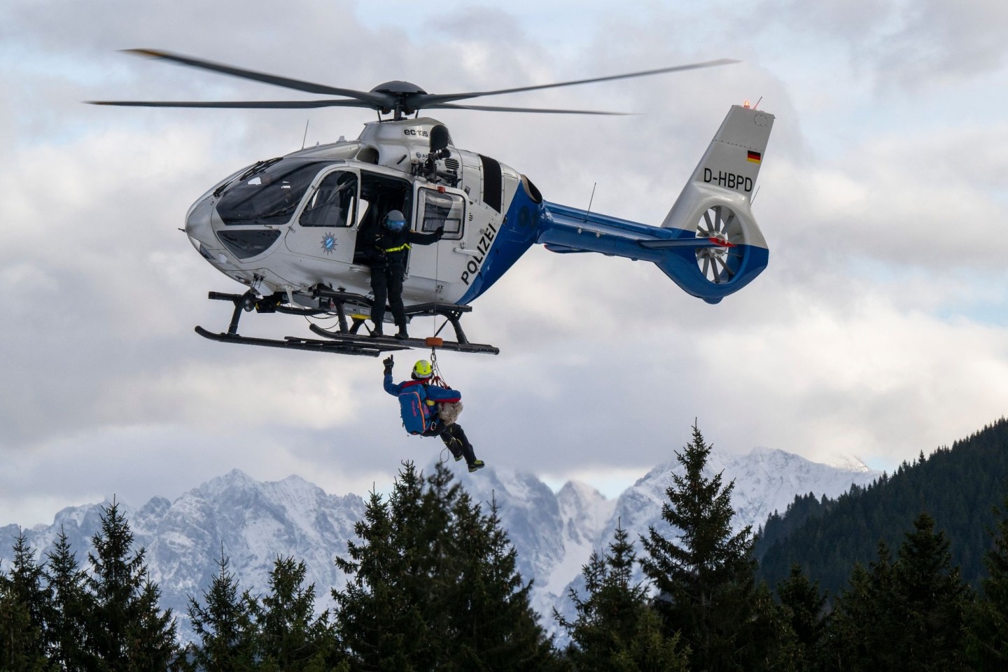 Eine Vorführung im bayerischen Oberaudorf zu Lawinengefahr und alpine Sicherheit. Angesichts einer ungewöhnlich hohen Zahl tödlicher Unfälle sind Bergwacht und Polizei besorgt.