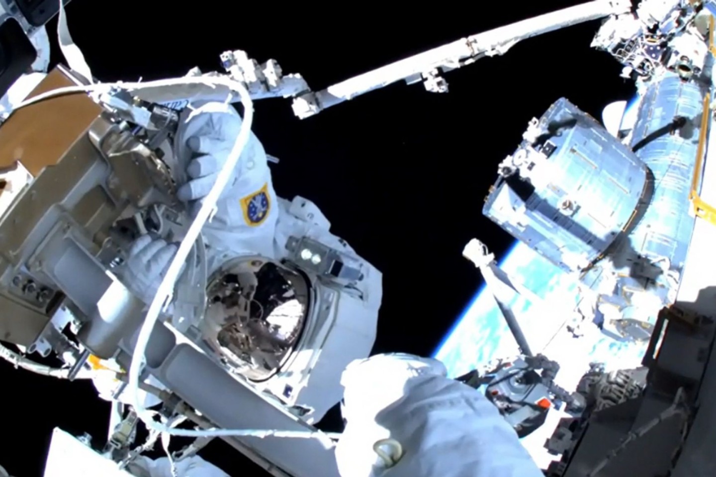 Matthias Maurer bei seinem Außeneinsatz an der Raumstation ISS.