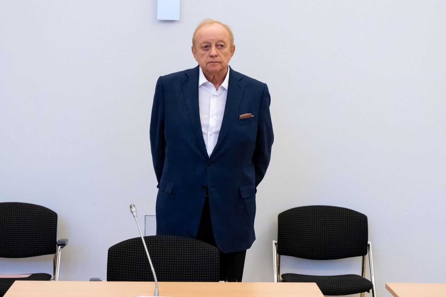 Star-Koch Alfons Schuhbeck steht vor Prozessbeginn als Angeklagter im Gerichtssaal.