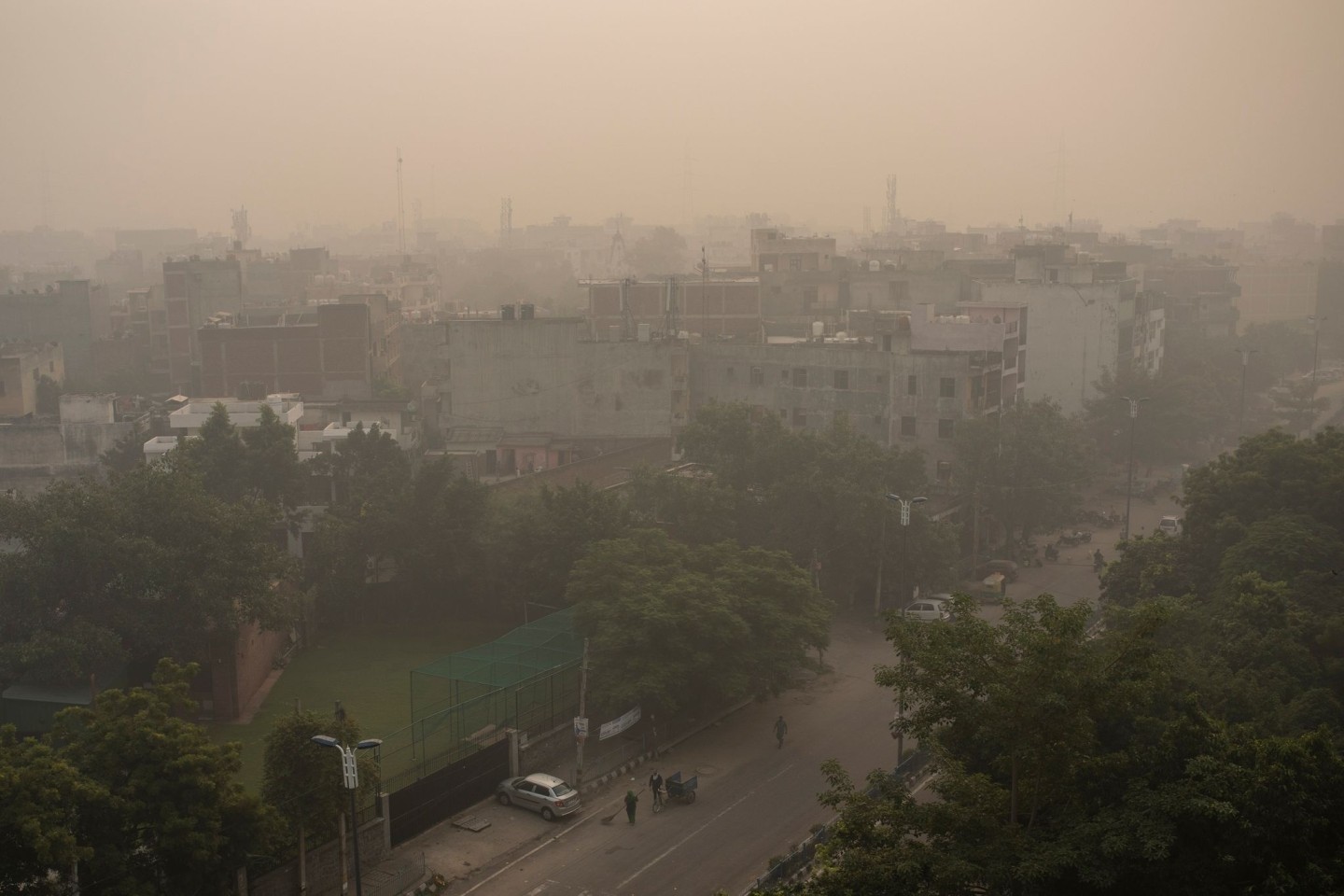 Morgendlicher Dunst und Smog umhüllen die Skyline in Neu-Delhi.