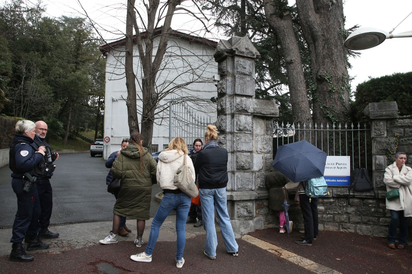 Der Eingang der Schule in Südfrankreich, wo eine Lehrerin von einem Schüler so schwer verletzt wurde, dass sie später verstarb.