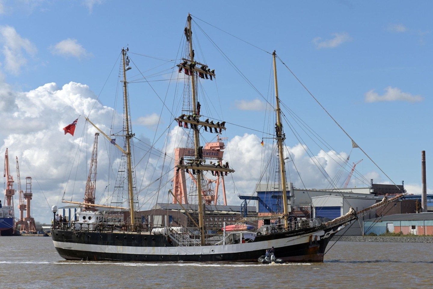 Schüler hängen in den Masten des Großseglers «Pelican of London» beim Einlaufen in den Hafen.