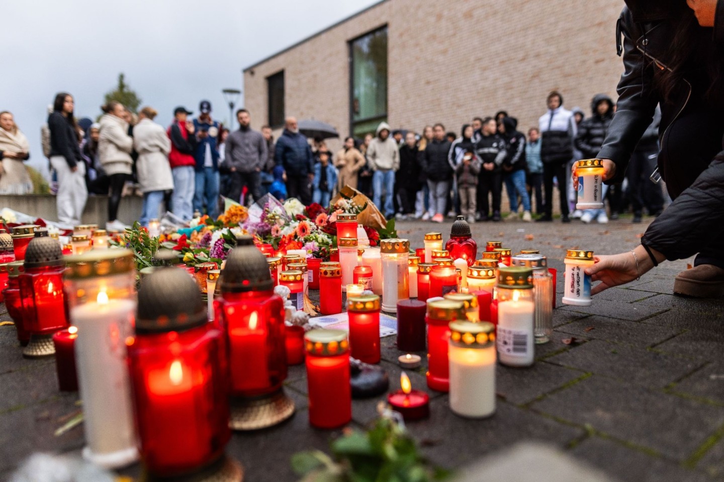 Stilles Gedenken: Am Donnerstag hatte in einer Offenburger Schule ein Schüler auf einen anderen geschossen, das Opfer ist später seinen Verletzungen erlegen.