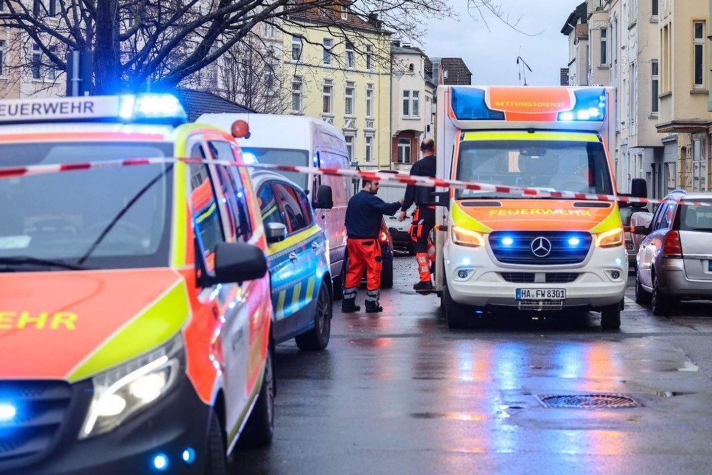Krankenwagen und Polizei am Tatort in Hagen.