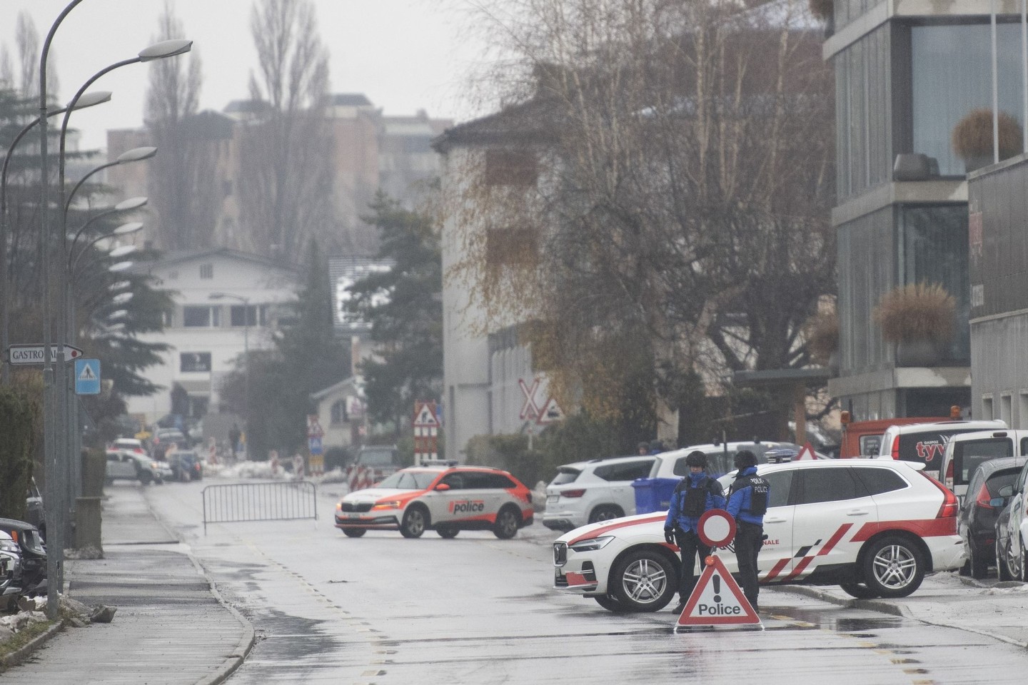 In der Schweizer Stadt Sitten im Kanton Wallis hat ein Mann nach Angaben der Polizei zwei Menschen erschossen.