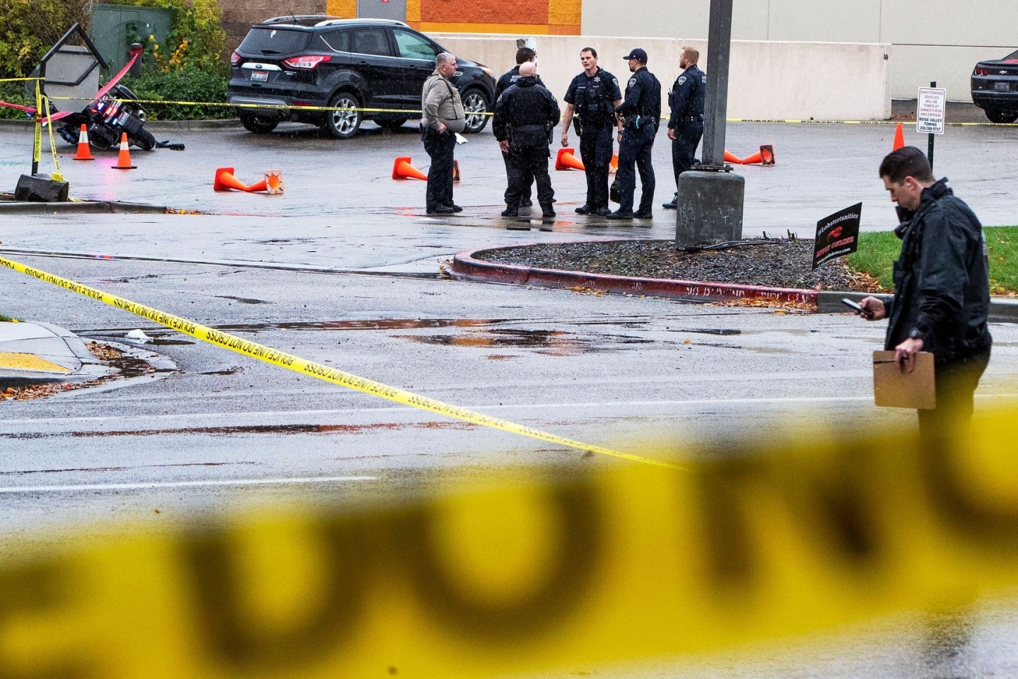 Die Polizei sammelt Beweise am Tatort in der Nähe des Boise Towne Square.