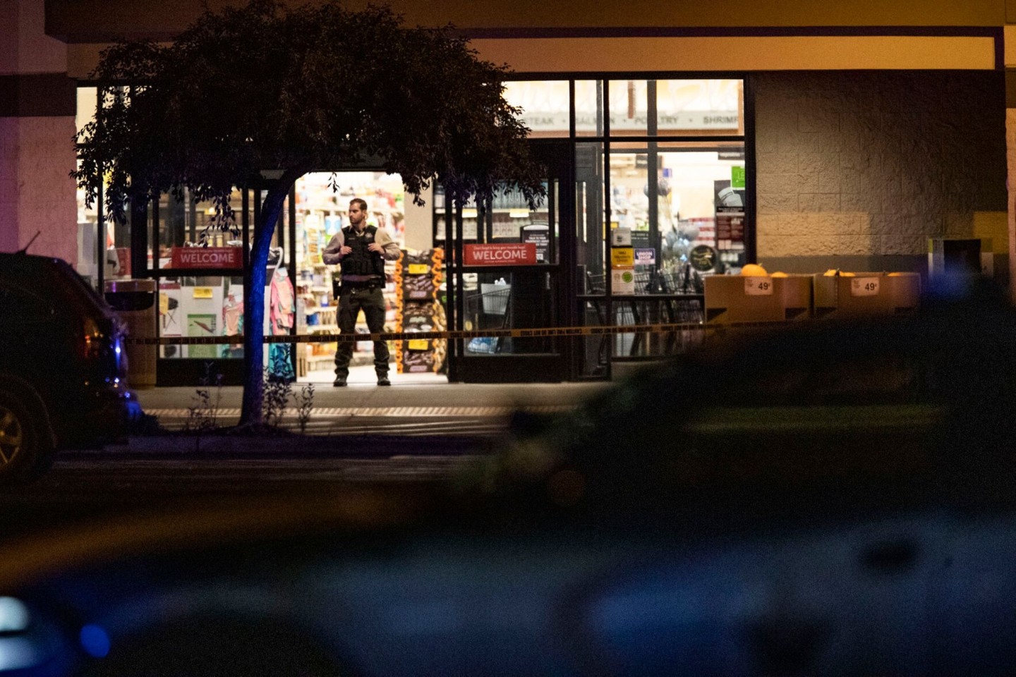 Ein Polizist vor dem Einkaufszentrum in East Bend.